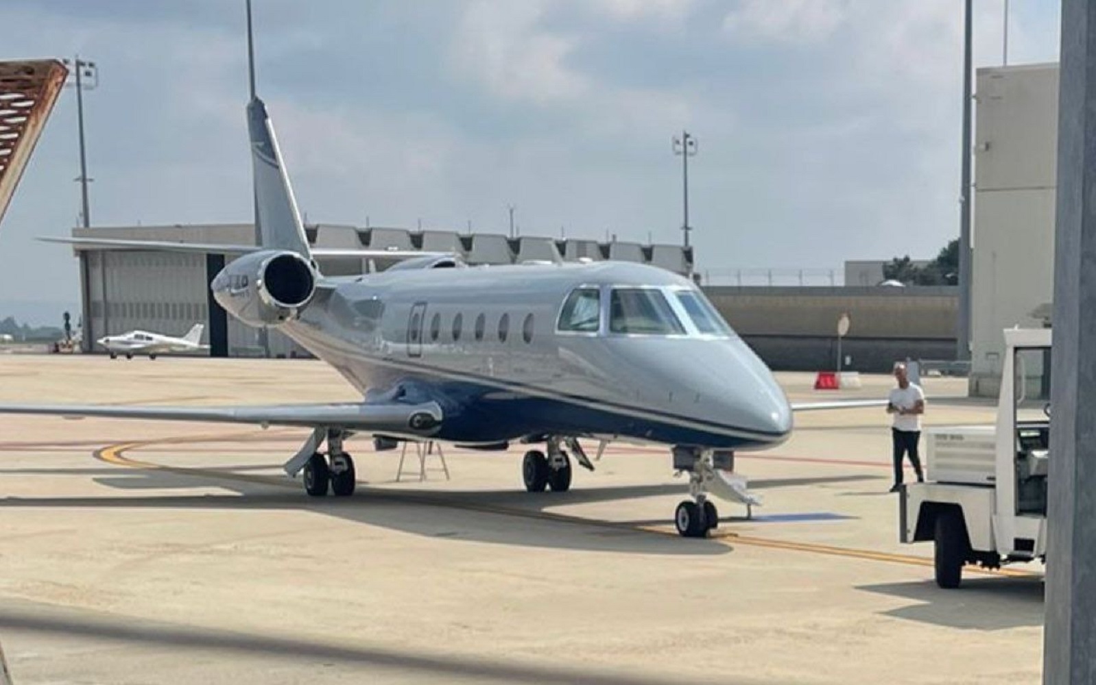 تصویری از فرود آمدن جت رونالدو در فرودگاه منچستر ملاقات ویژه با سرمربی؛ به زودی ...