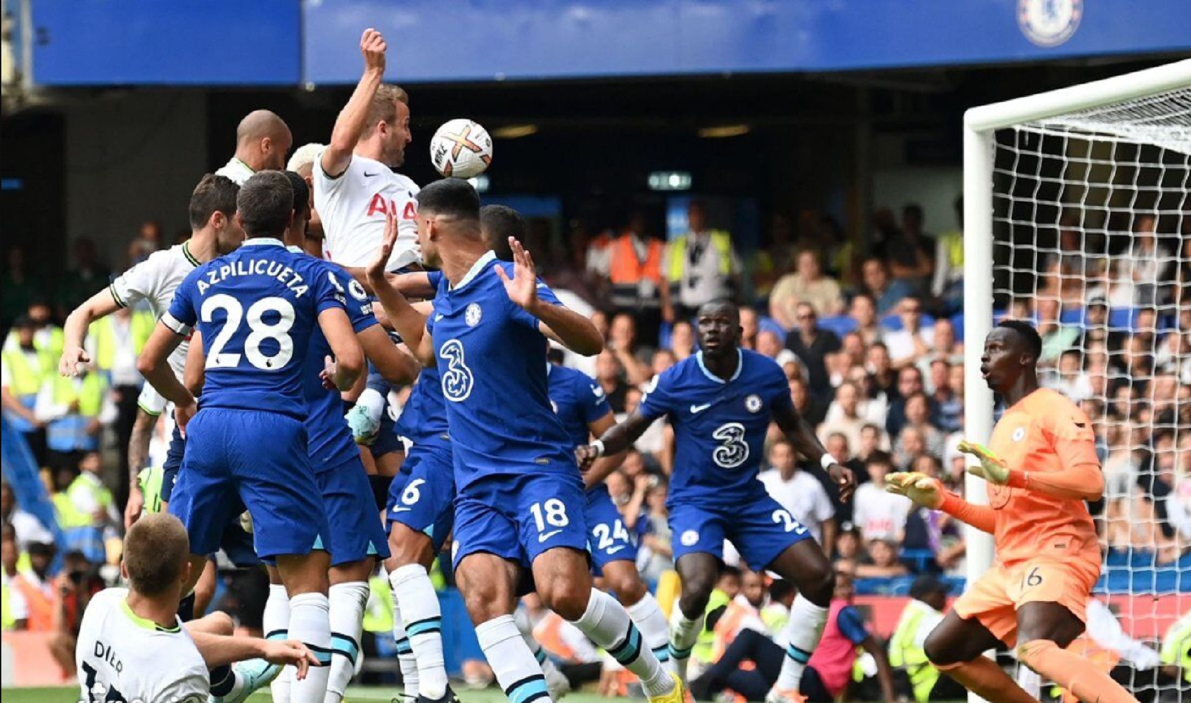 دربی واقعی را اینجا ببینید! دعوای بیرون زمین برنده نداشت؛ برنده دعوای درون زمین کدام مربی بود؟