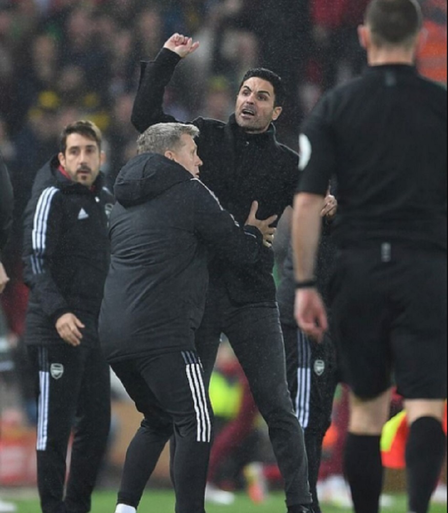 تصاویری از درگیری‌ های شدید مربیان لیگ برتر/ وقتی بزرگان نیمکت خروس‌ جنگی می‌شوند!