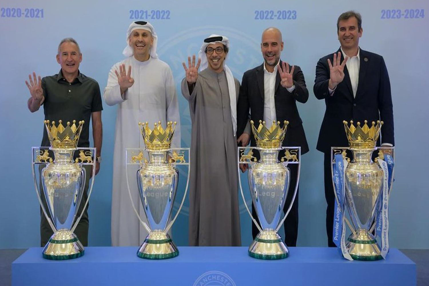 اخبار لیگ جزیره گواردیولا جامهای منچسترسیتی را به شیخ منصور تحویل داد عکس - اخبار لیگ جزیره اخبار لیگ جزیره گواردیولا جامهای منچسترسیتی را به شیخ منصور تحویل داد عکس