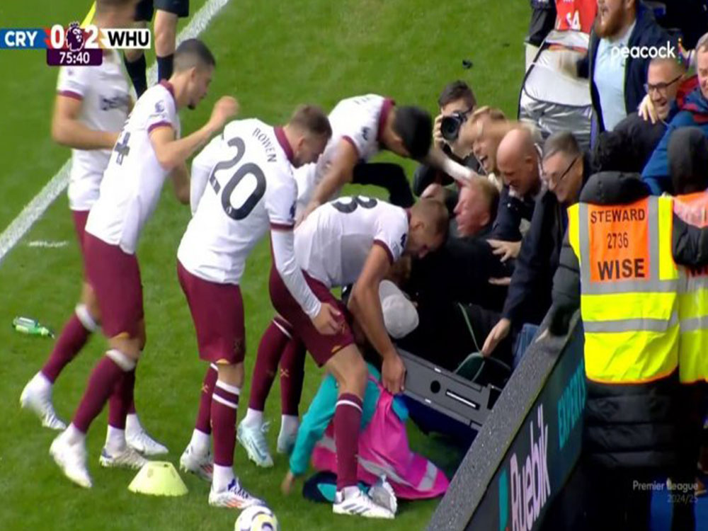 اخبار لیگ جزیره نجات توپ جمعکن از زیر تابلوهای تبلیغاتی - اخبار لیگ جزیره اخبار لیگ جزیره نجات توپ جمعکن از زیر تابلوهای تبلیغاتی