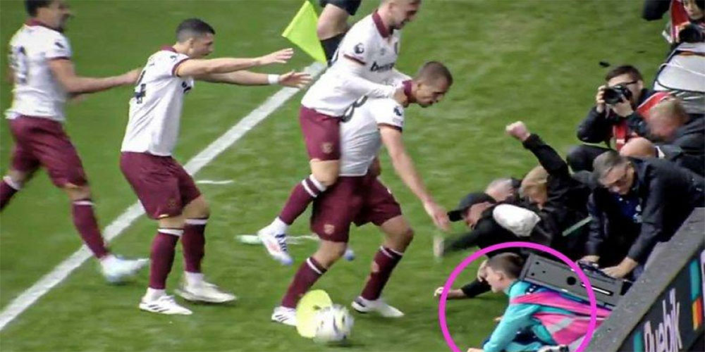 نجات توپ جمعکن از زیر تابلوهای تبلیغاتی - اخبار لیگ جزیره نجات توپ جمعکن از زیر تابلوهای تبلیغاتی