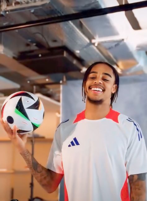 والپیپر بردلی بارکولا فوتبالی 2025 والپیپر بردلی بارکولا فوتبالی 2025