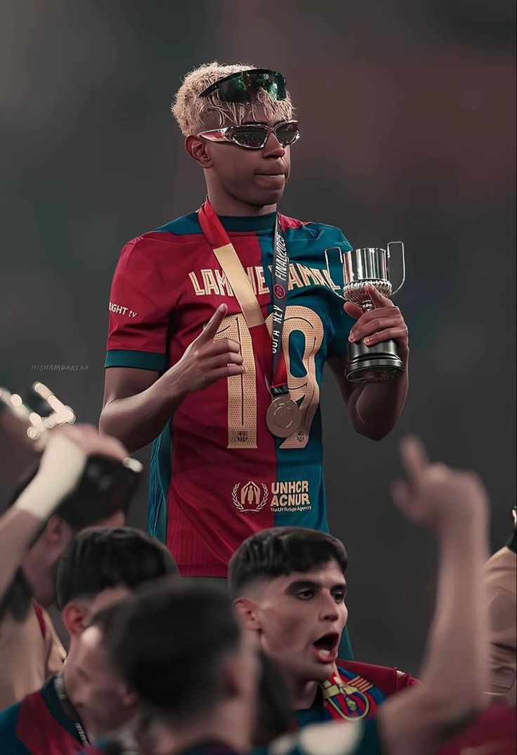 لامین یامال با عینک