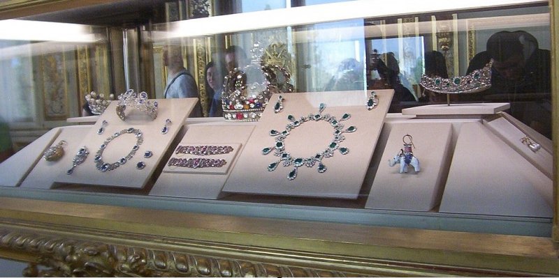 جواهرات موزه لوور پاریس غارت شد جواهرات موزه لوور پاریس غارت شد