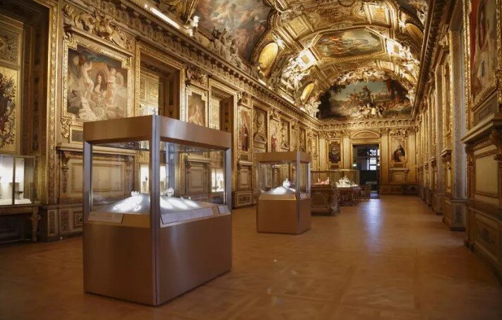 سارقان موزه لوور مجهز به اسکوتر و اره برقی بودند سارقان موزه لوور مجهز به اسکوتر و اره برقی بودند