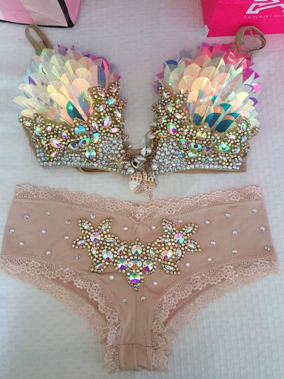 سوتین قلبهای آتش با الماس ۶.۵ میلیون ۲۰۰۶ سوتین قلبهای آتش با الماس ۶.۵ میلیون ۲۰۰۶