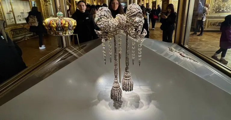 عکس سنجاق سینه پاپیون ملکه اُژِنی عکس سنجاق سینه پاپیون ملکه اُژِنی