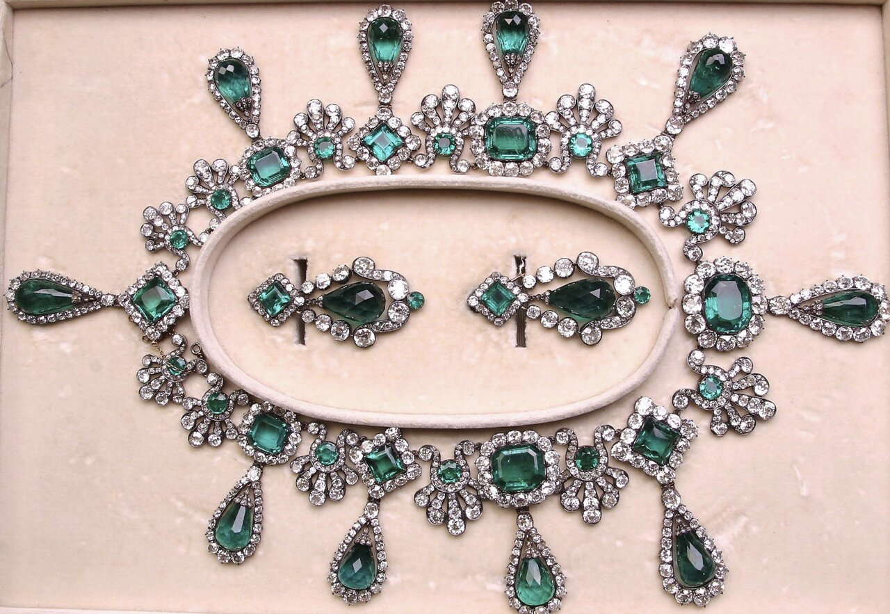 عکس گردنبند و گوشواره زمرد متعلق به ملکه ماری لوییز عکس گردنبند و گوشواره زمرد متعلق به ملکه ماری لوییز