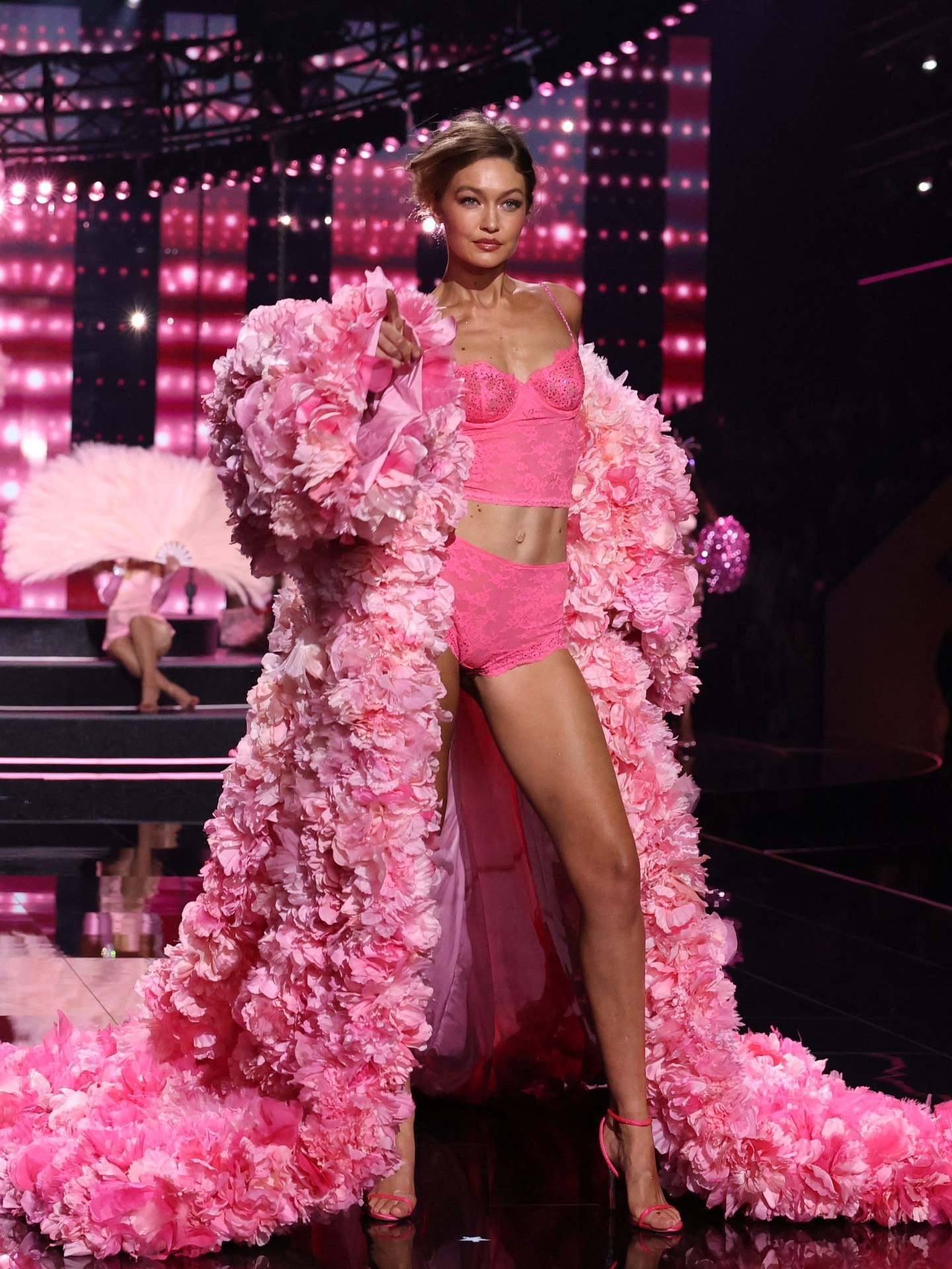 لباس صورتی جیجی حدید خبرساز شد لباس صورتی جیجی حدید خبرساز شد