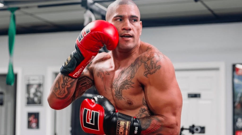 پریرا قهرمان جدید نیمه سنگین وزن پریرا قهرمان جدید نیمه سنگین وزن