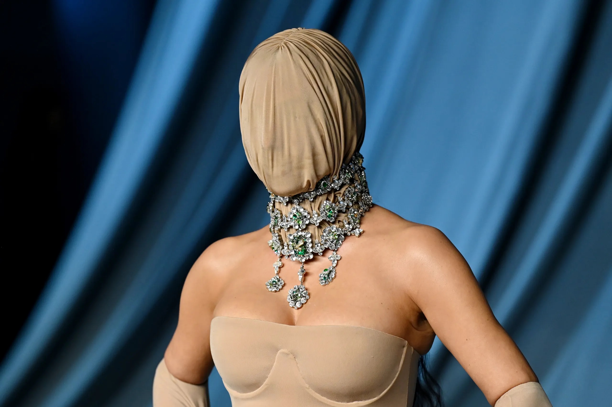 کیم با ماسک و گردنبند در گالا کیم با ماسک و گردنبند در گالا