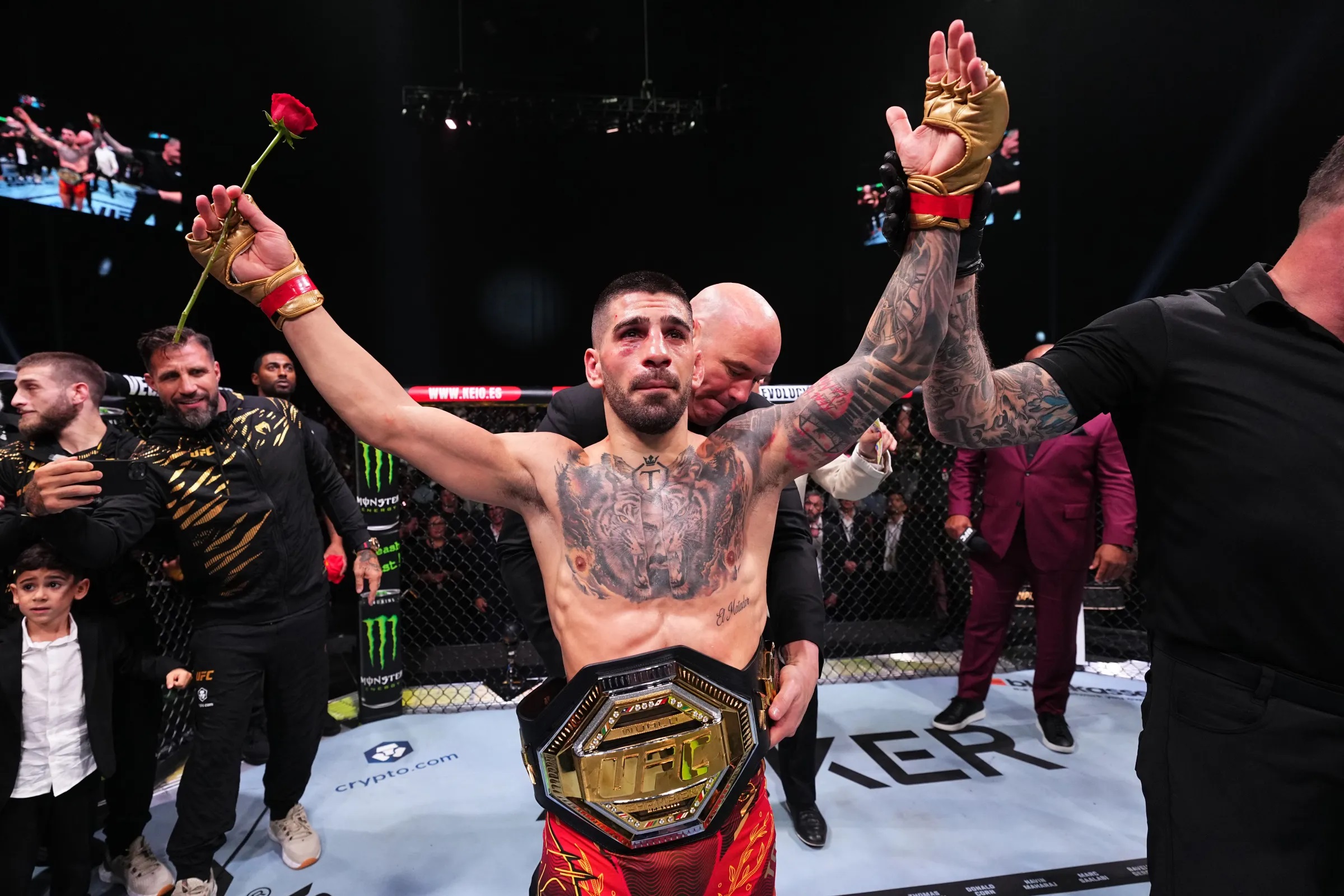 پانتوژا قهرمان فلای‌ویت کنونی UFC
