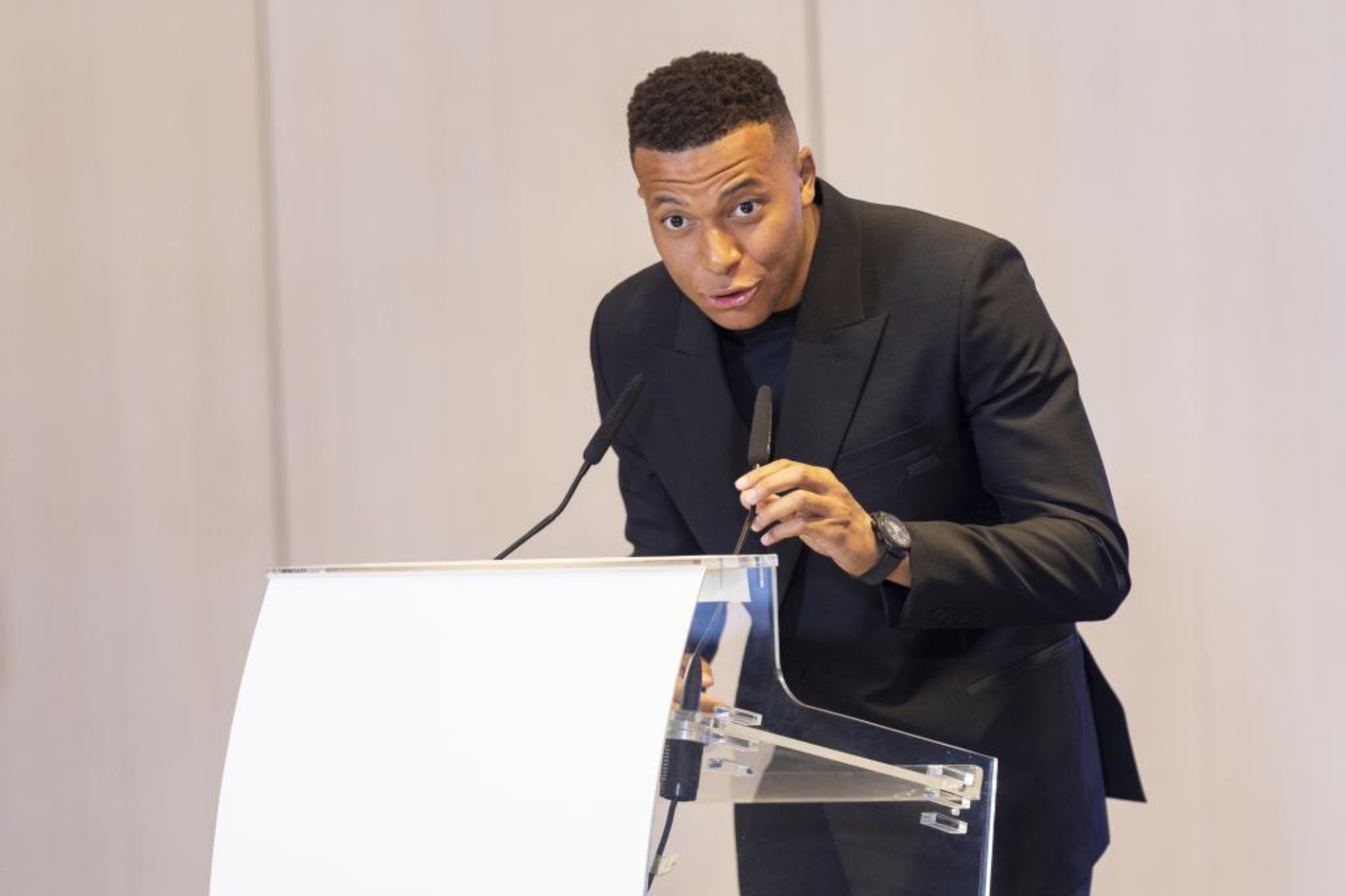 سخنرانی احساسی امباپه پس از دریافت کفش طلا