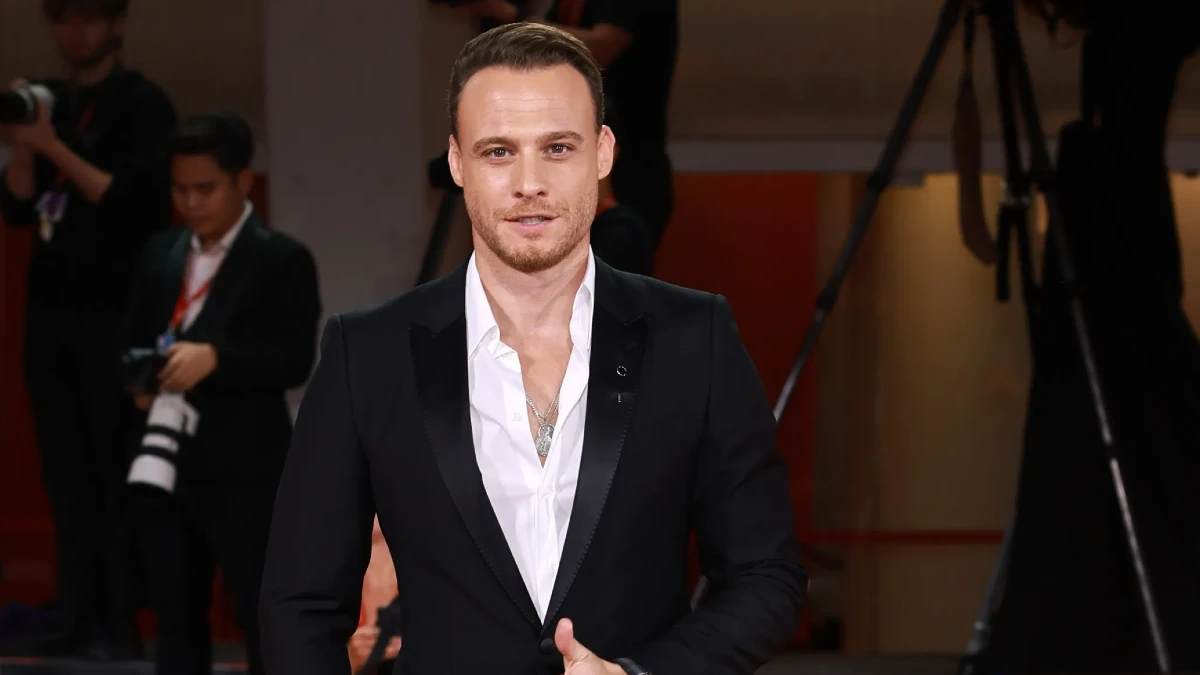 کرم بورسین با لباس لوکس مرد سال شد