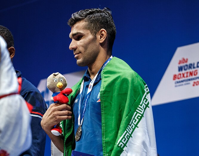 قهرمان بوکس سبک وزن ایراندانیال شه بخش