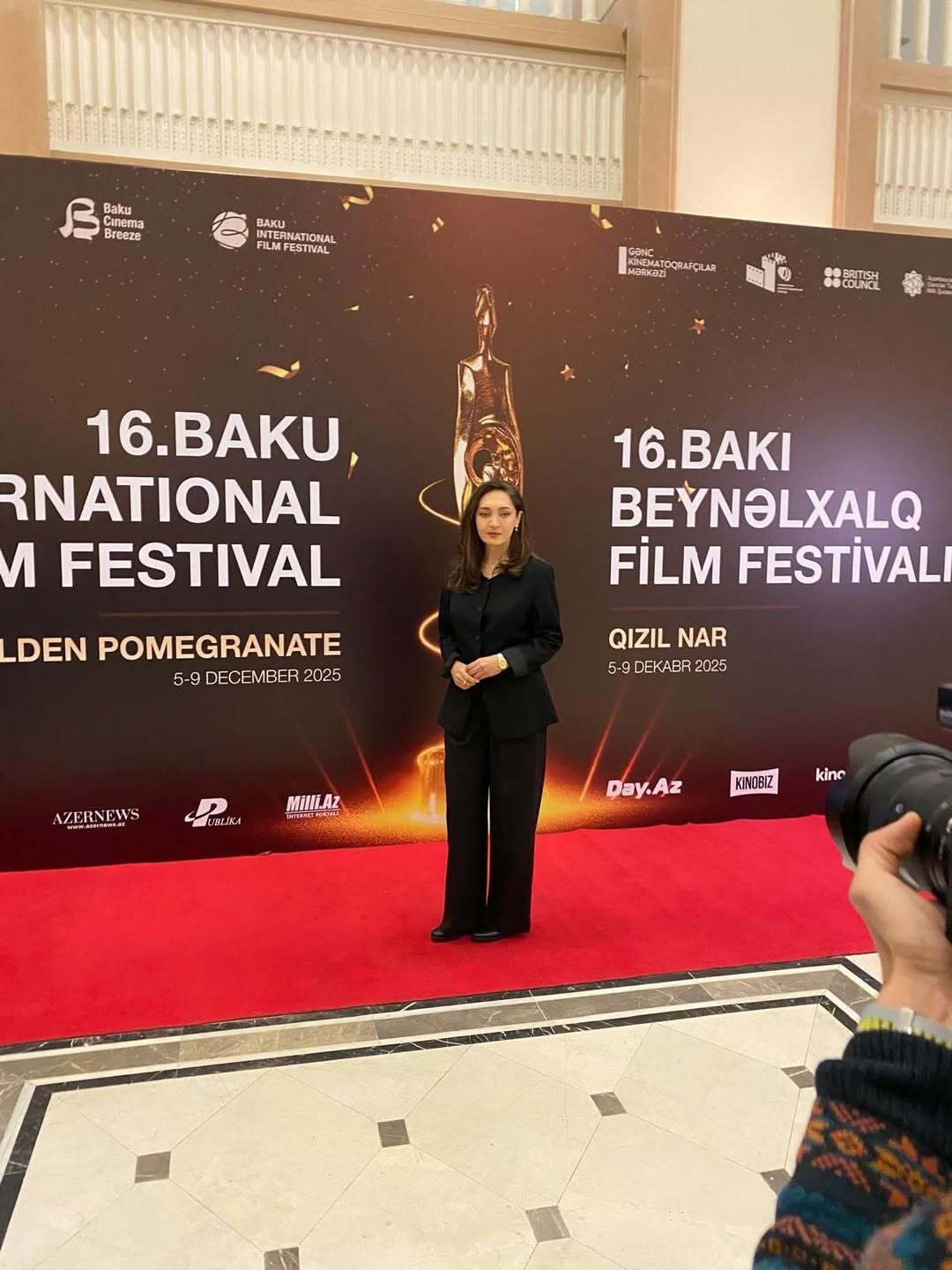 استایل شیک نیکی کریمی در فستیوال باکو