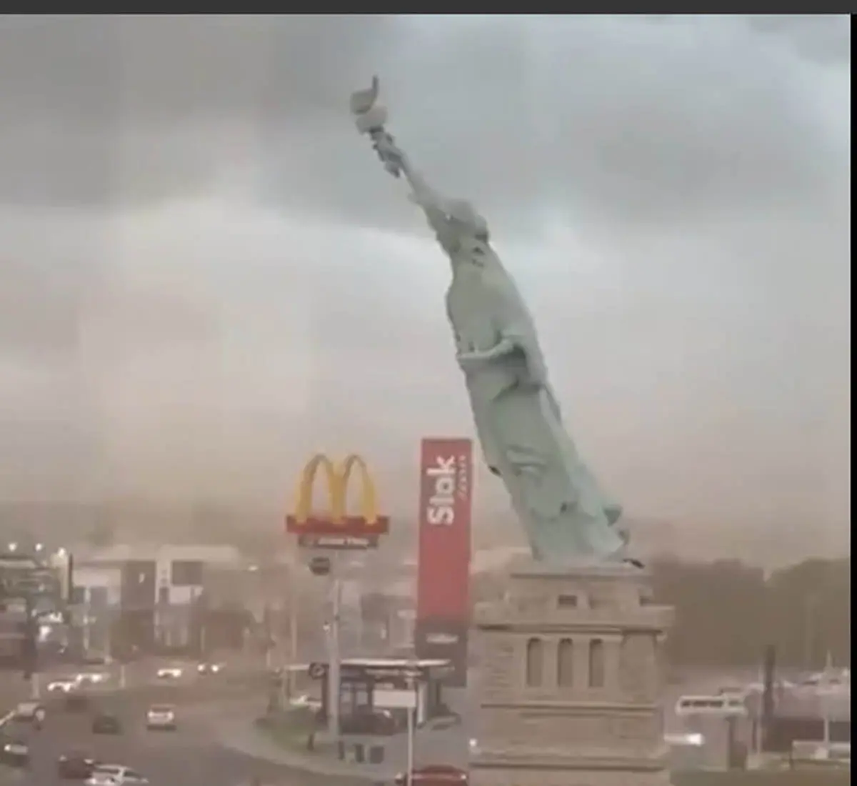 مجسمه آزادی بازسازیشده در برزیل فرو ریخت