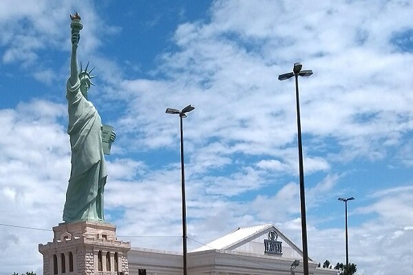 ویدیو سقوط مجسمه آزادی ۲۴ متری در برزیل