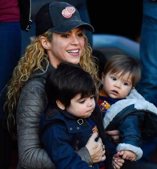 اجرای احساسی شکیرا با پسرانش روی صحنه