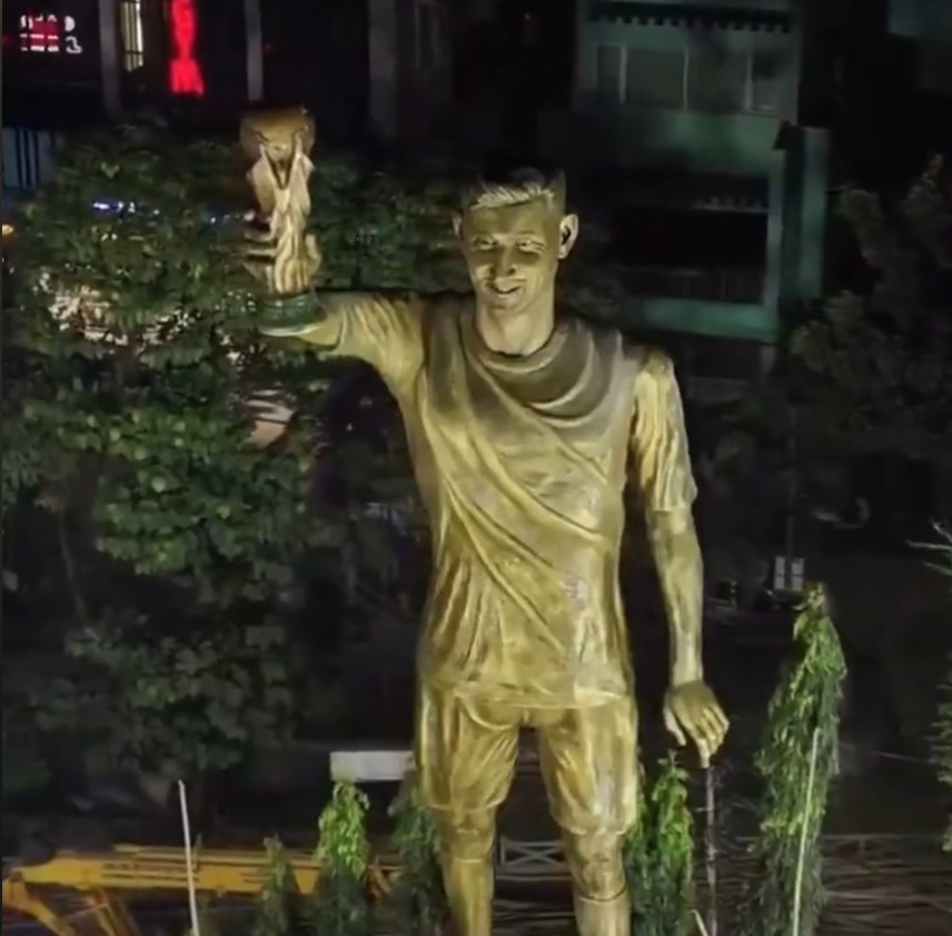 عکس یادگاری مسی با ستاره بالیوود شاهرخ خان