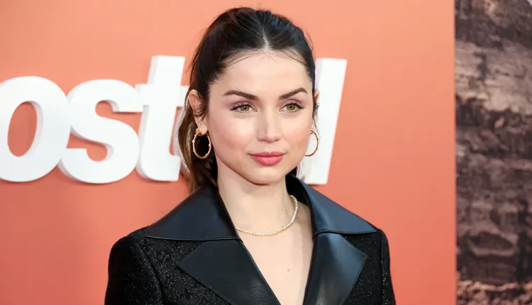 آنا د آرماس پرچم پایان مسابقه فرمول یک را بالا برد