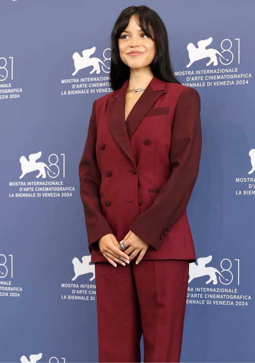 جنا اورتگا گوت مدرن و خاص روی فرش قرمز