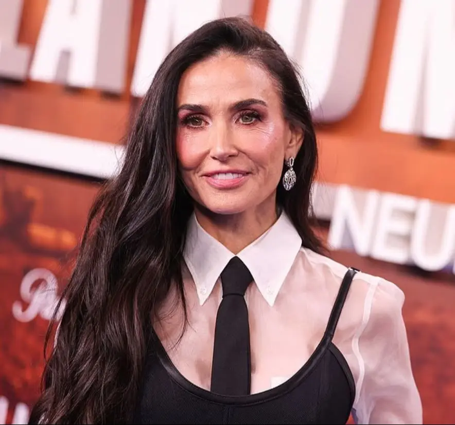 دمی موری بازگشت قدرتمند با استایل لوکس و بالغ